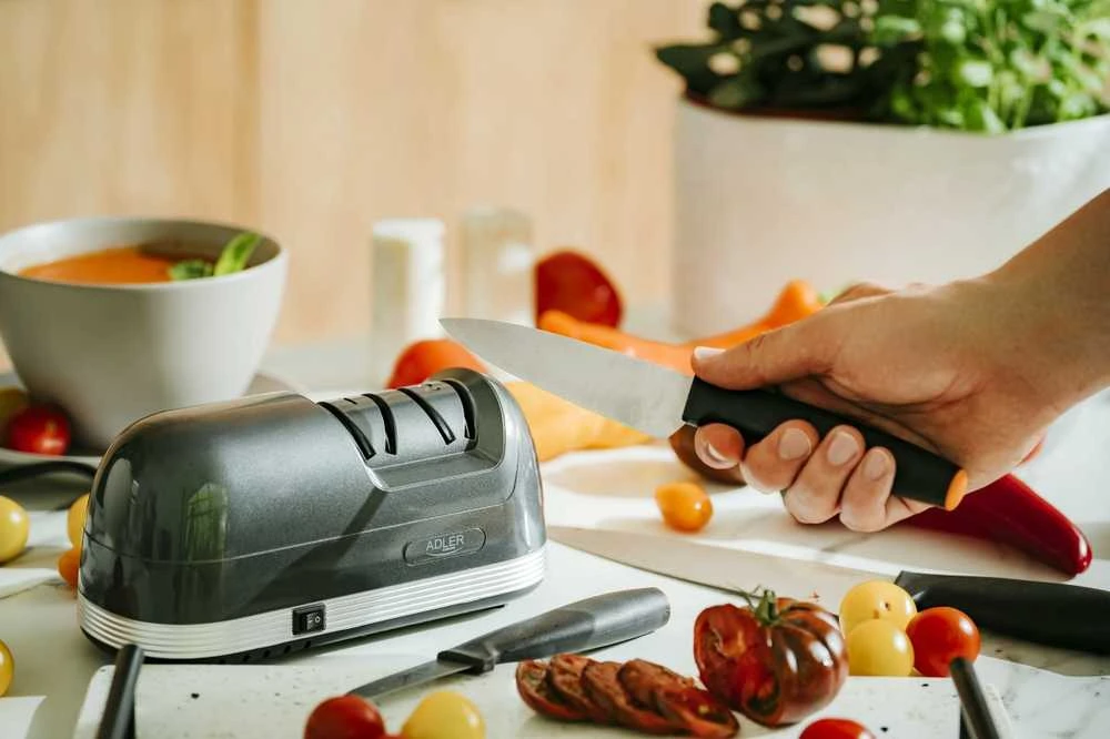 Adler AD 4508 Electric Peilis Sharpener, Juodas
