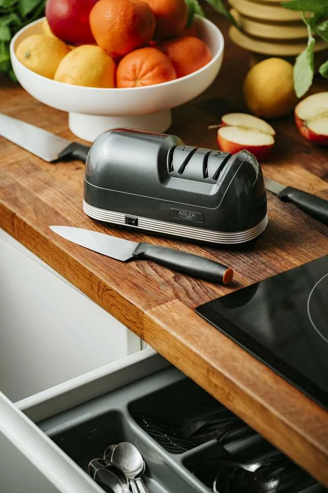 Adler AD 4508 Electric Peilis Sharpener, Juodas