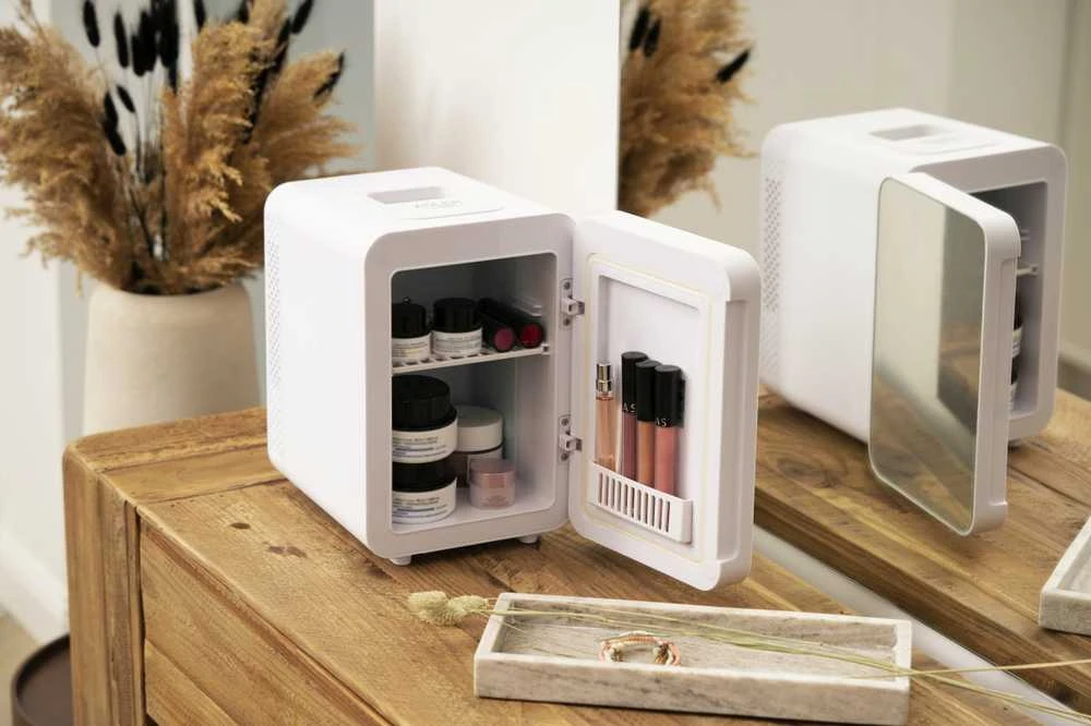 Adler | Mini šaldytuvas with mirror | AD 8085 | Free standing | Larder | Height 27 cm | Šaldytuvas net capacity 4 L | Baltas