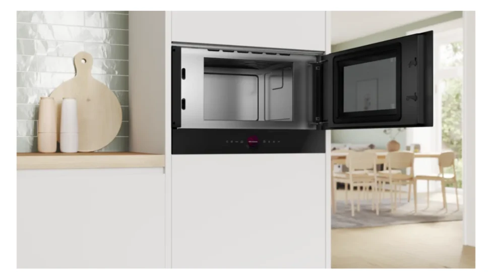 Įmontuojamoji mikrobangų krosnelė Bosch Serija 8, juodos spalvos (BFR7221B1)