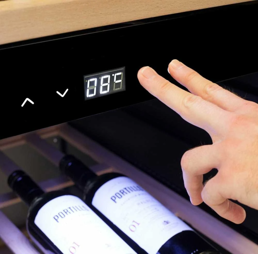 Caso | Išmanusis vyno aušintuvas | WineExclusive 126 | Energijos vartojimo efektyvumo klasė G | Vitrina | Laisvai pastatomas | Butelių talpa 126 buteliai | Aušinimo tipas: Kompresorinė technologija | Juodas