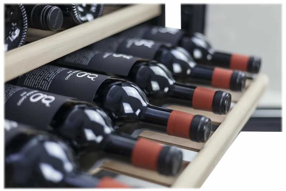 Vyno butelių šaldytuvas Caso WineSafe 18 EB, Juodos spalvos