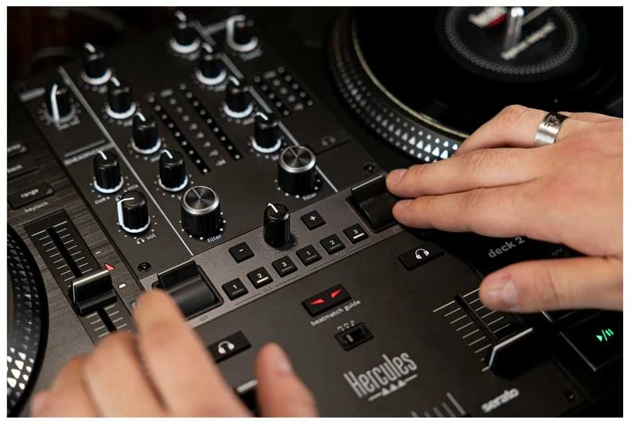 Hercules | DJControl Inpulse T7 | Garsiakalbiai | USB jungtis