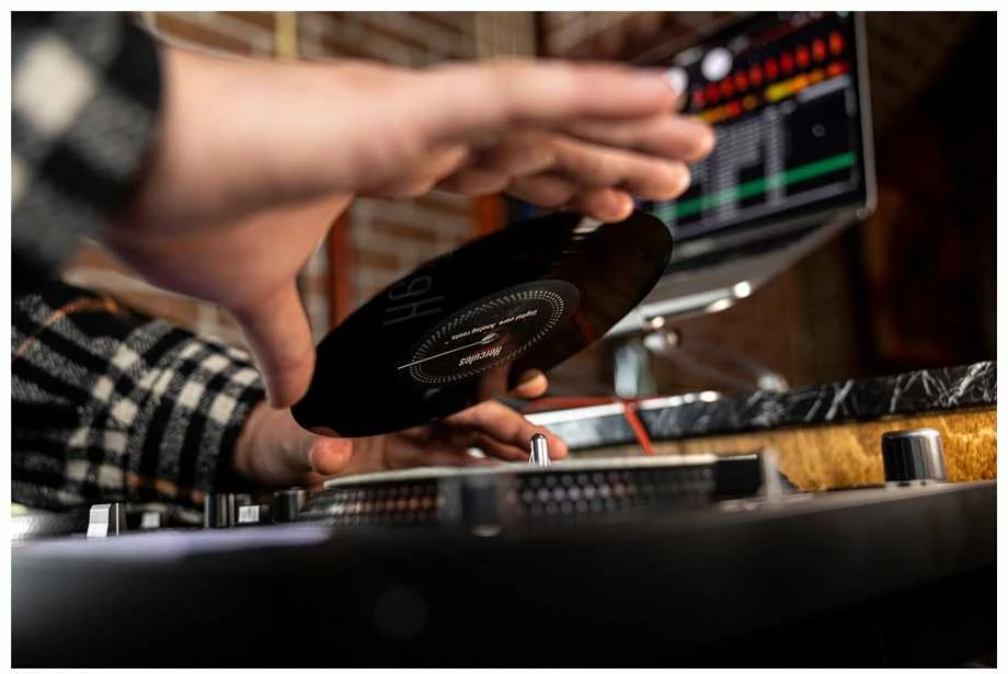 Hercules | DJControl Inpulse T7 | Garsiakalbiai | USB jungtis