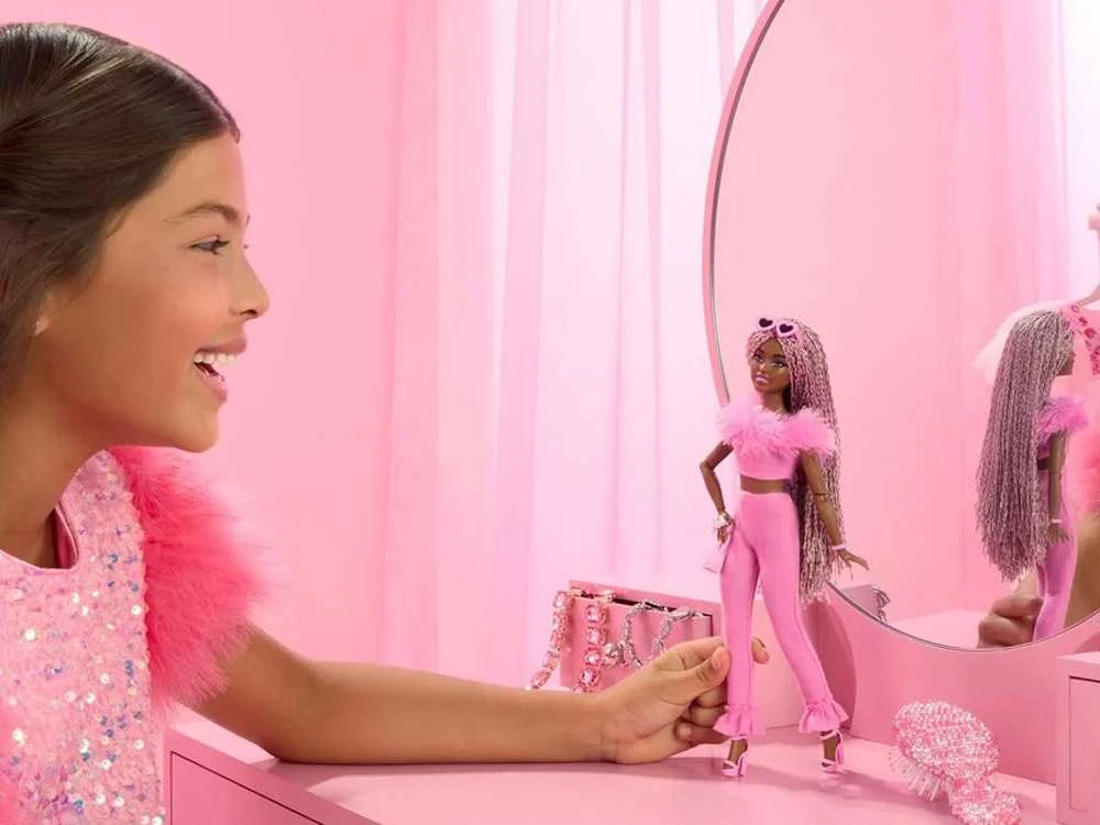 Mattel BARBIE DELUXE FASHIONISTAS lėlė rožiniu kostiumu (HYV28)