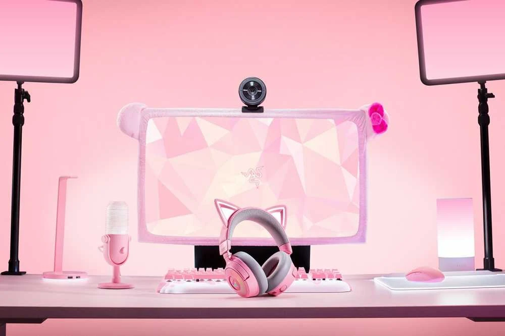 Razer Kraken Kitty V3 Pro ausinės žaidimų stalo sąrankoje