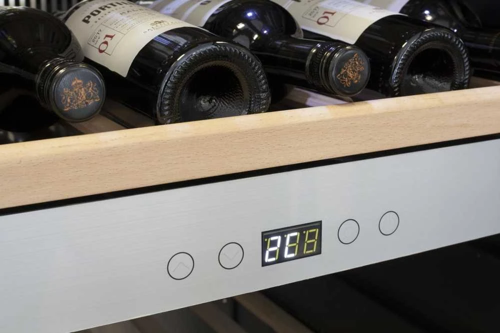 Caso | Vyno aušintuvas | WineChef Pro 40 | Energijos vartojimo efektyvumo klasė G | Vitrina | Laisvai pastatomas | Butelių talpa iki 40 butelių | Aušinimo tipas: kompresorinė technologija | Nerūdijantis plienas/Juodas