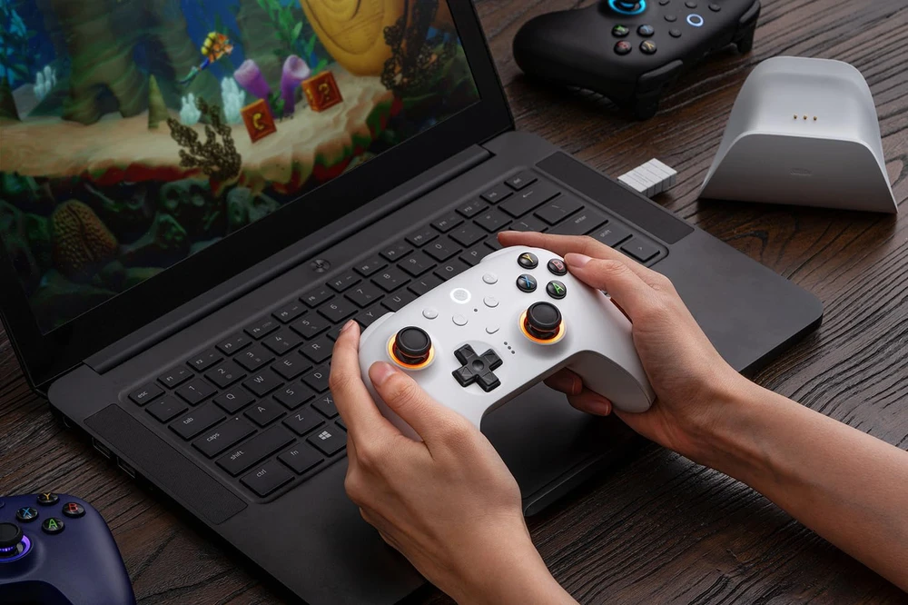 8BitDo Ultimate 2 2.4G Belaidis Pultelis | Baltas
