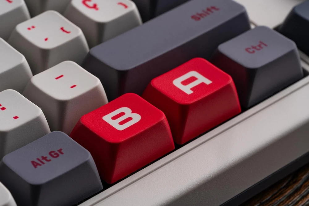 8Bitdo mechaninė klaviatūra, Bluetooth, 2.4G ir USB-C, 87 klavišų, keičiami jungikliai, ispanų QWERTY