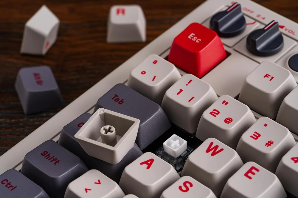 8Bitdo mechaninė klaviatūra, Bluetooth, 2.4G ir USB-C, 87 klavišų, keičiami jungikliai, ispanų QWERTY