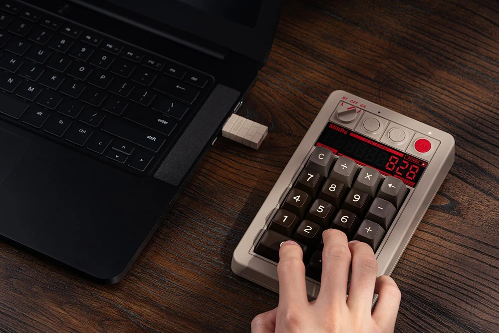 8BitDo mechaninė skaičių klaviatūra su LED ekranu, Bluetooth, 2,4G, C64 Edition, Windows/Android