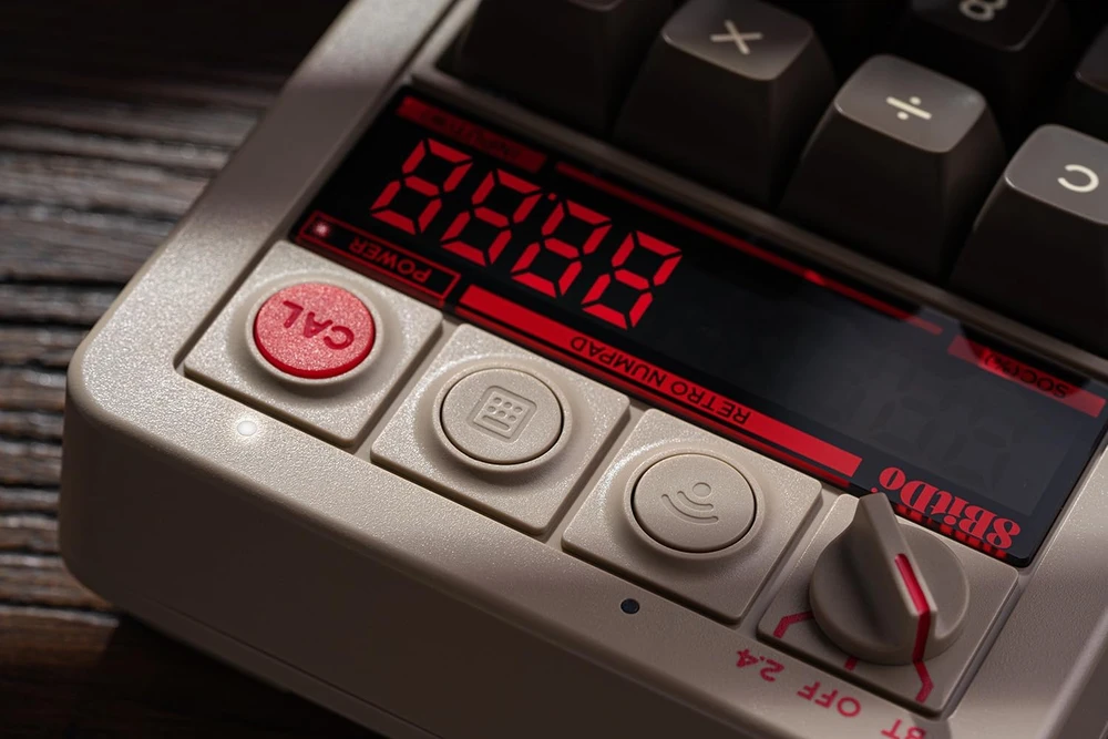 8BitDo mechaninė skaičių klaviatūra su LED ekranu, Bluetooth, 2,4G, C64 Edition, Windows/Android