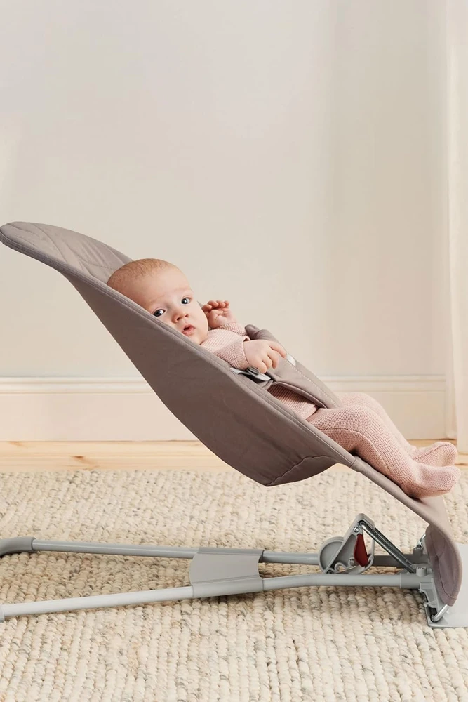 BABYBJORN gultukas BLISS Woven Petal Quilt, sand pilkas, 006317 (Nemokamas pristatymas)