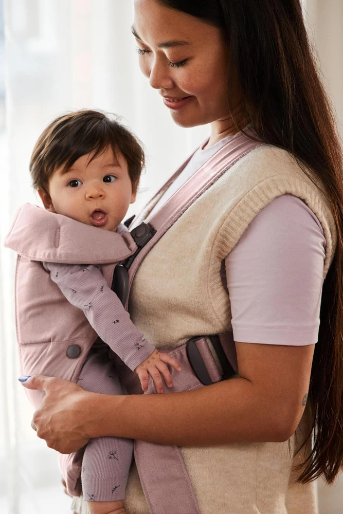 BabyBjörn Mini kūdikio nešioklė, austa, pudrinės rožinės spalvos, 3,2–11 kg, 21114