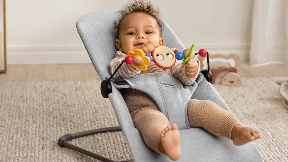 BABYBJORN žaislas medinis gultukui Googly eyes 080500