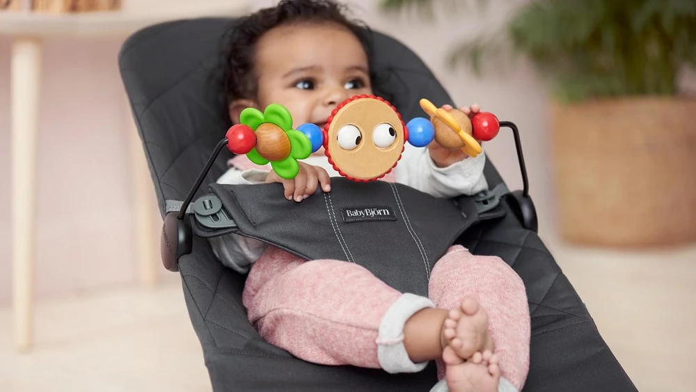BABYBJORN žaislas medinis gultukui Googly eyes 080500