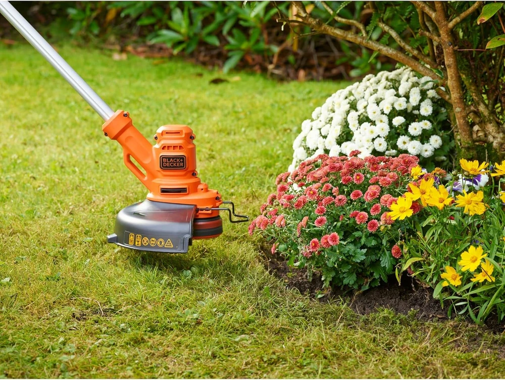 Black & Decker Juodas & Decker elektrinė žoliapjovė 450 W, 25 cm pjovimo plotis, teleskopinis kotas, BESTA525-QS