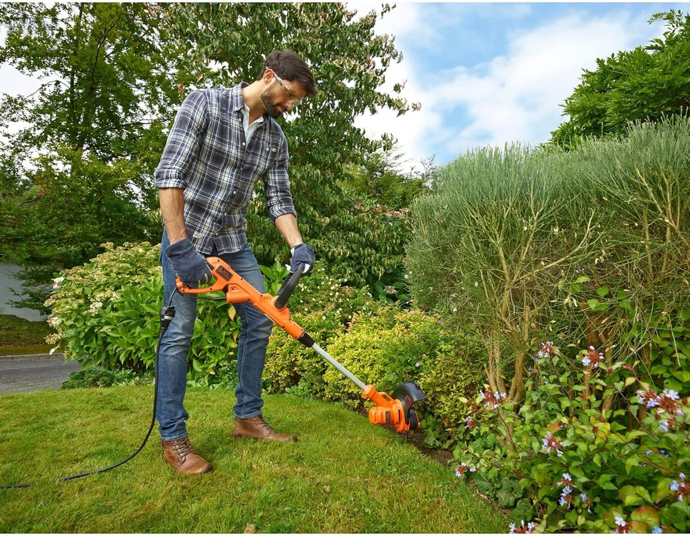 Black & Decker Juodas & Decker elektrinė žoliapjovė 450 W, 25 cm pjovimo plotis, teleskopinis kotas, BESTA525-QS