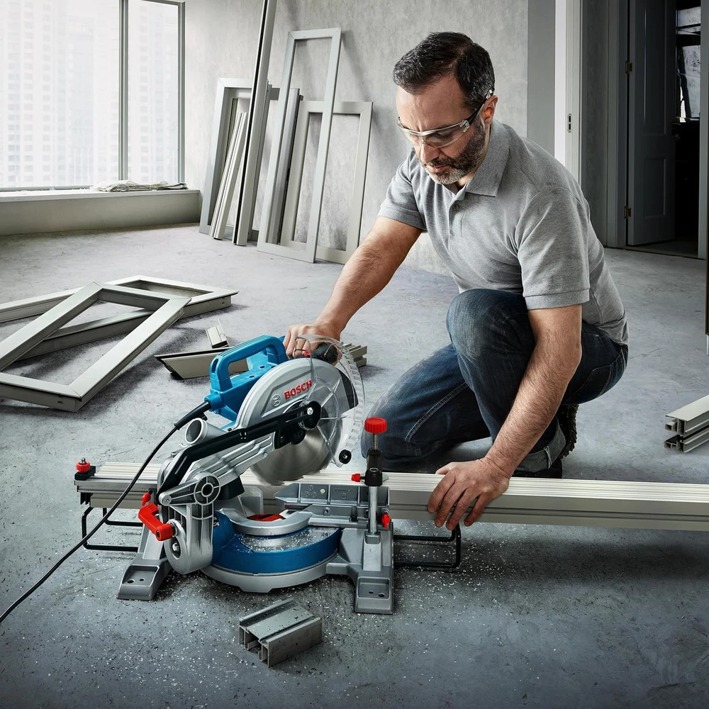 BOSCH stacionarus diskinis pjūklas GCM 216 1300W