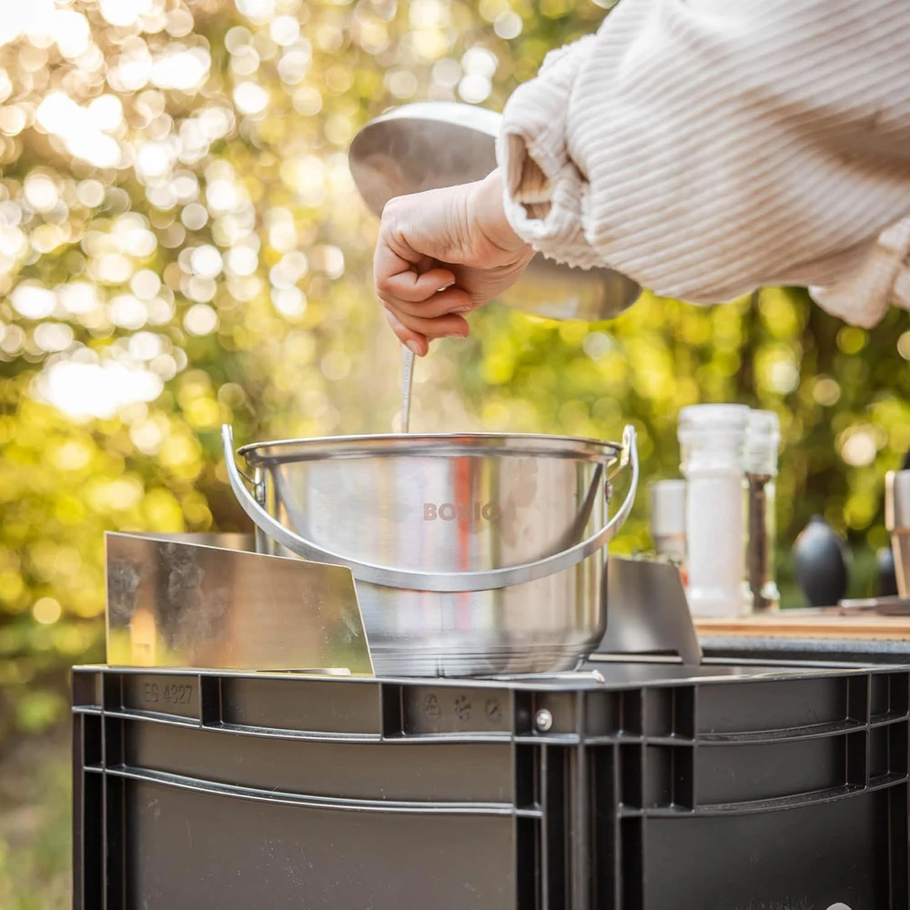 BOXIO dujinė stovyklavimo viryklė su 1500 W galia, 4 dalių nerūdijančio plieno indų komplektu ir vėjui atsparia apsauga, BOX-COOK-M-10