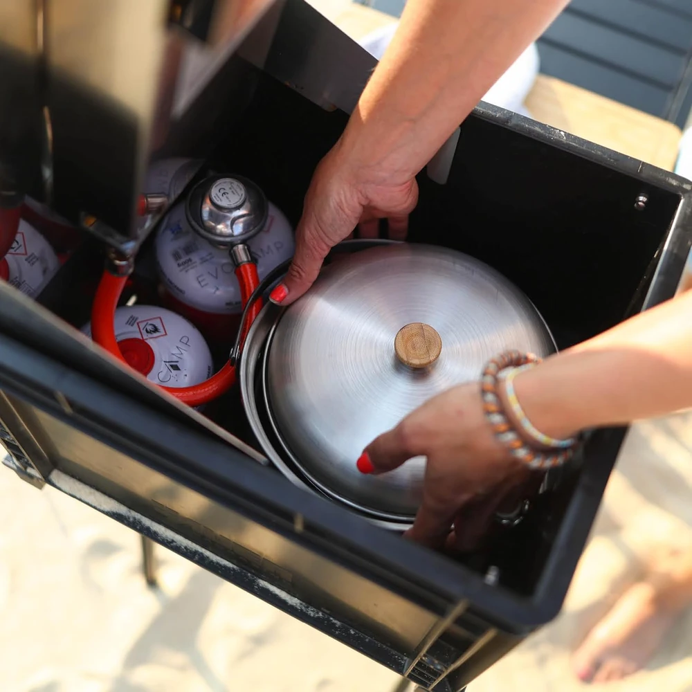 BOXIO dujinė stovyklavimo viryklė su indų rinkiniu, vėjo apsauga, nerūdijančio plieno korpusu, 1500 W, BOX-COOK-P-10