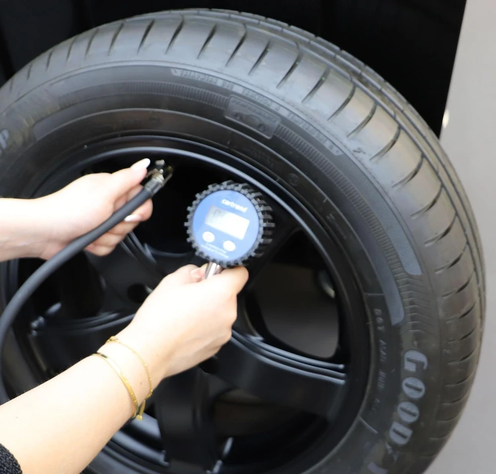 cartrend skaitmeninis padangų slėgio matuoklis su apšvietimu iki 10 bar 50238