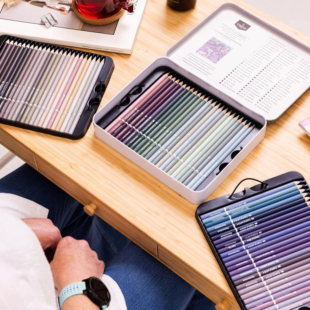 Castle Art Supplies 72 spalvotų pieštukų rinkinys su minkštu vašku, metalinėje dėžutėje, suaugusiems menininkams CAS-72-HARMONIOUS