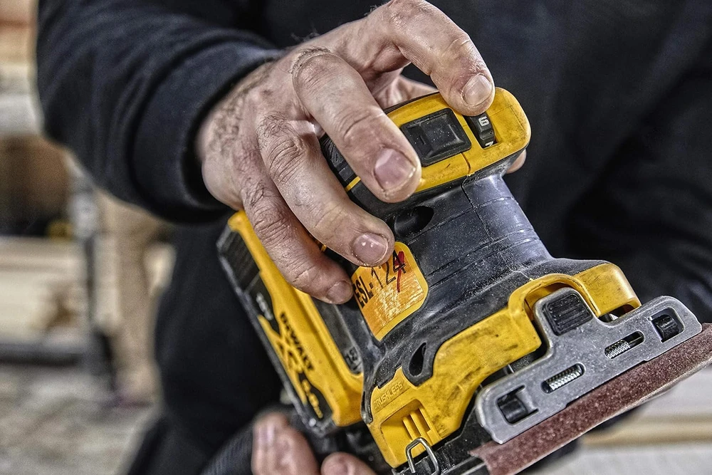 Dewalt vibracinis šlifuoklis DCW200NT, 18V, lagaminas,  be akumuliatoriaus ir kroviklio