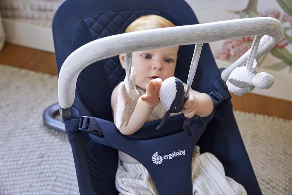 Ergobaby žaislų lankas Evolve 3 viename gultukui nuo 4 mėn. EVLBNCTBOCNWND