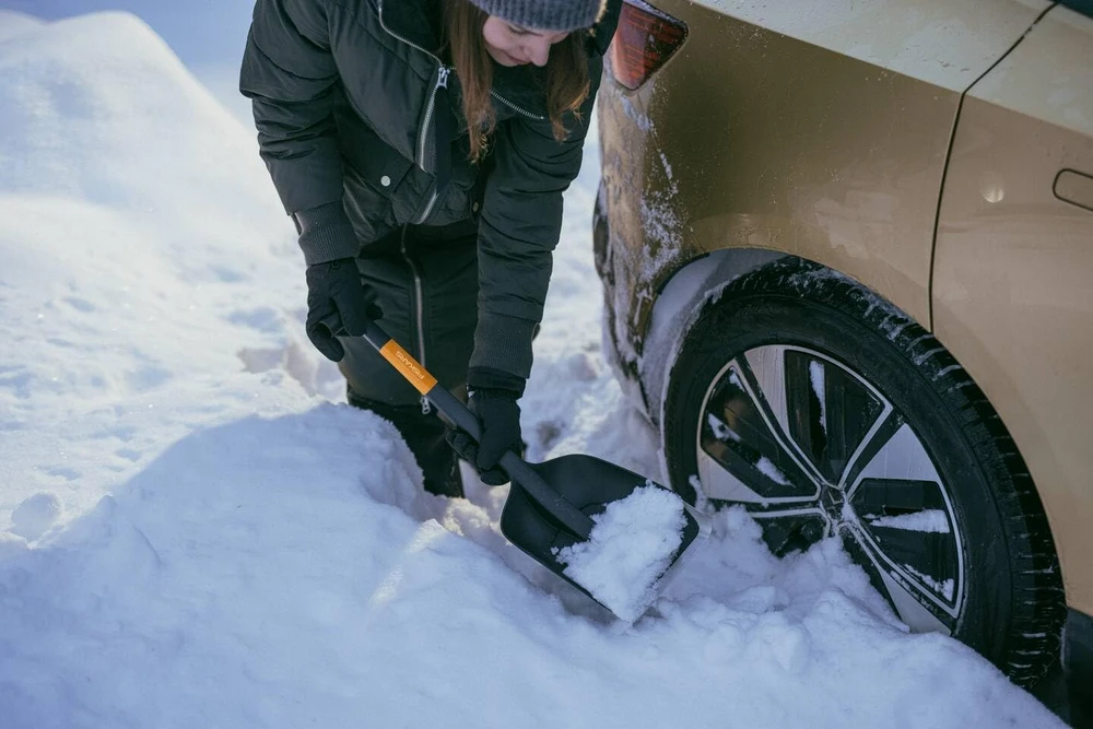 Fiskars automobilinis sniego kastuvas su nerūdijančiojo plieno briauna, 63 cm, 1079857