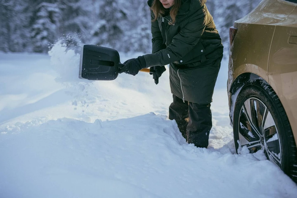 Fiskars automobilinis sniego kastuvas su nerūdijančiojo plieno briauna, 63 cm, 1079857