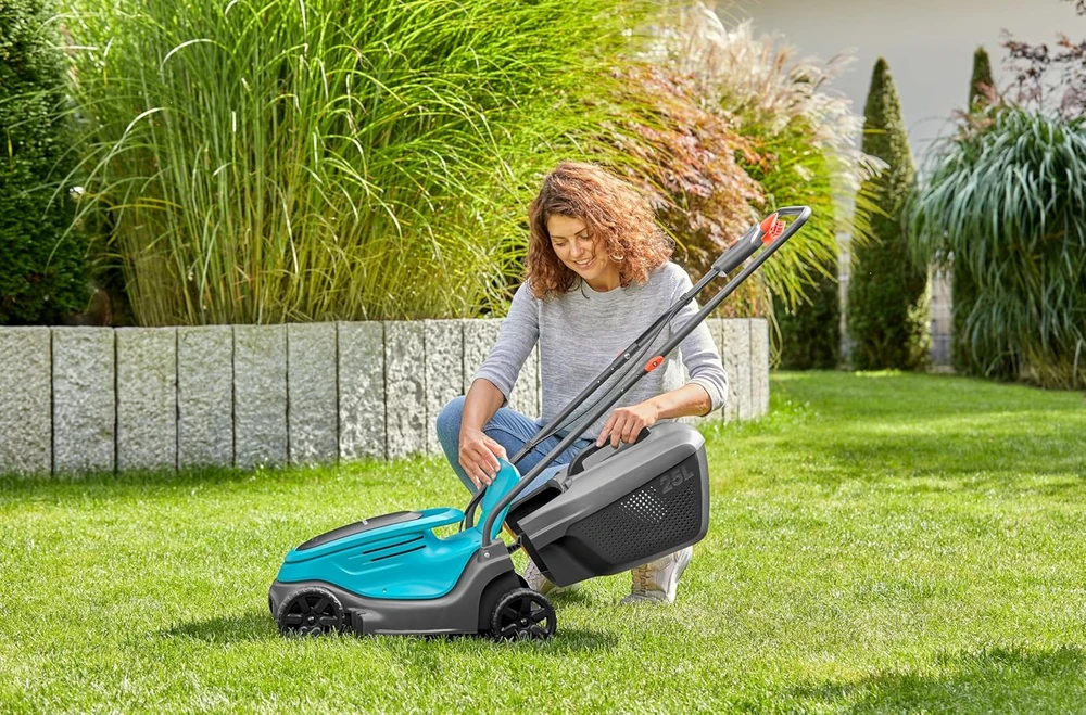 Gardena akumuliatorinė vejapjovė 30 cm pjovimo plotis, 18 V, 25 l žolės surinkimo talpa, EasyMax 30/18 V P4A (14629-20)