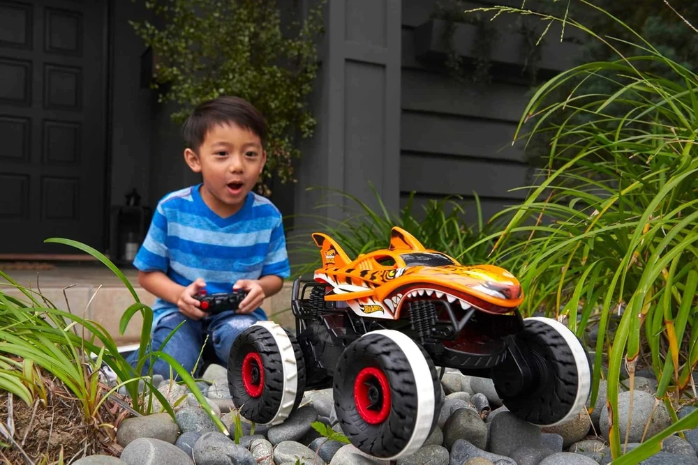 Hot Wheels nuotoliniu būdu valdomas Monster Trucks Tiger Shark automobilis 1:15 HGV87