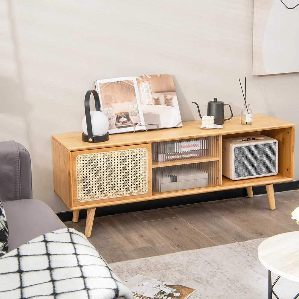 TV staliukas KOMFOTTEU bambukinė TV spintelė su stiklinėmis ir rataninėmis durelėmis, reguliuojamos lentynos, 120,5 × 31 × 45,5 cm