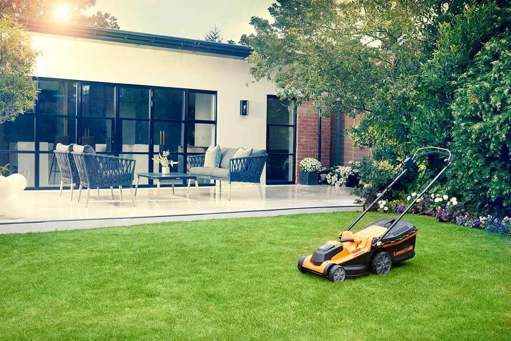 Lawnmaster akumuliatorinė vejapjovė, 24V, 37 cm pjovimo plotis, plieno korpusas, CLMF2437G-03
