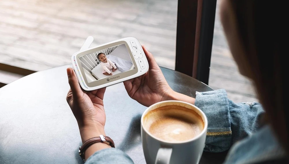 Motorola Nursery vaizdo auklė VM85 Connect su Wi-Fi, 5 col. ekranu ir naktiniu matymu