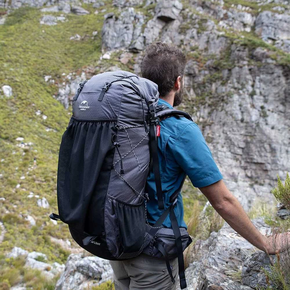 Naturehike turistinė kuprinė su vidiniu rėmu, 65 l talpa, juoda, NH19BP095