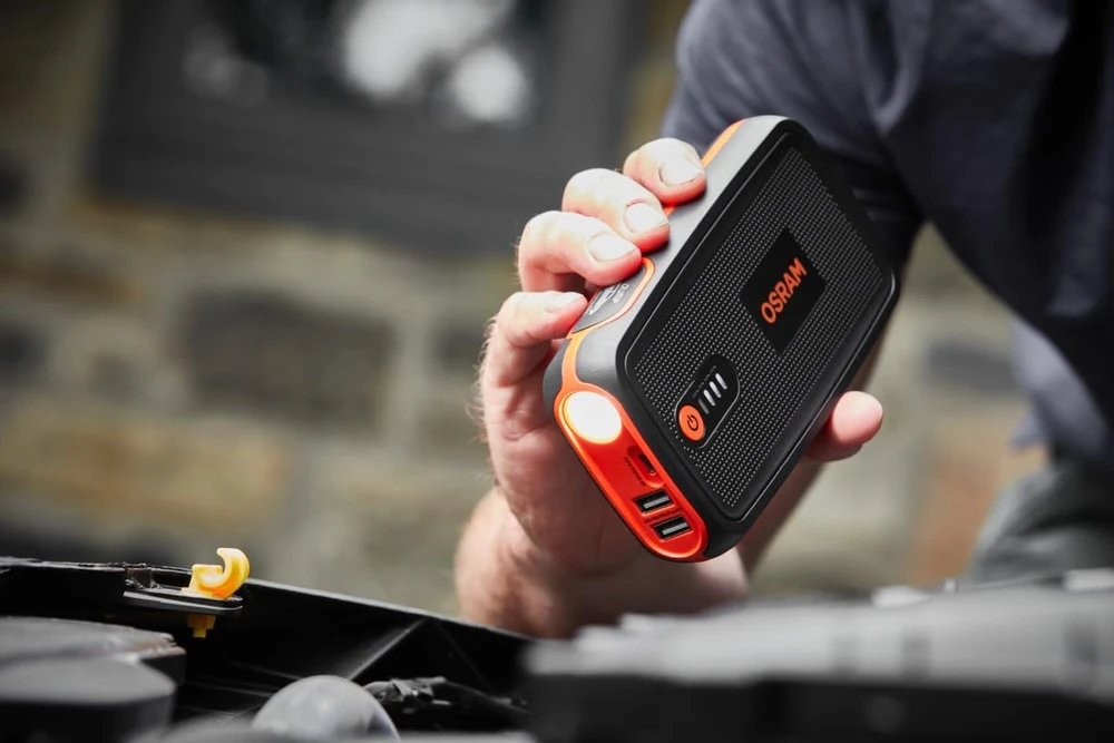 OSRAM ACE akumuliatorius-užvedėjas, ličio 13000 mAh, min srovė 300A. max srovė 1500A ,5V 2,4A,9V2.0