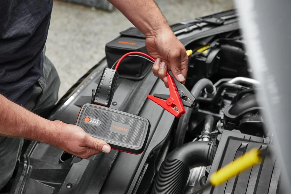 OSRAM ACE akumuliatorius-užvedėjas, ličio 13000 mAh, min srovė 300A. max srovė 1500A ,5V 2,4A,9V2.0