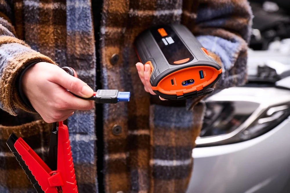 OSRAM avarinis automobilio užvedimo įrenginys 12 V 2000 A su USB-C powerbanku OJS040