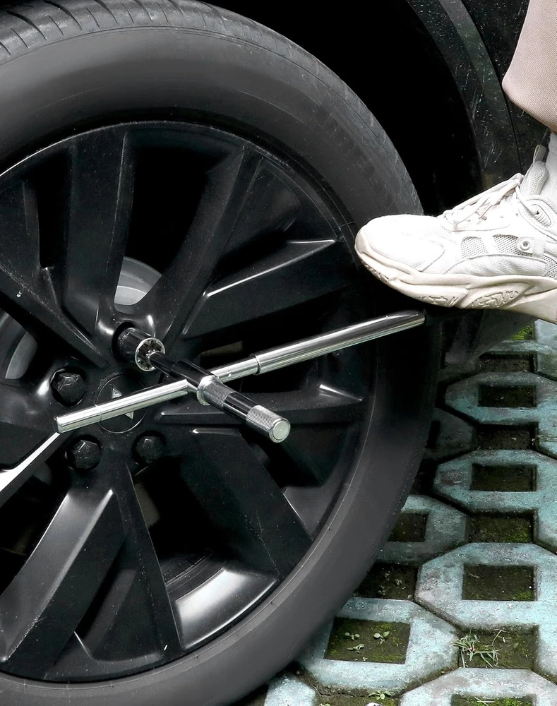 QWORK teleskopinis ratų veržlių raktas su galvutėmis 17/19 ir 21/23 mm, 60 cm WD40009