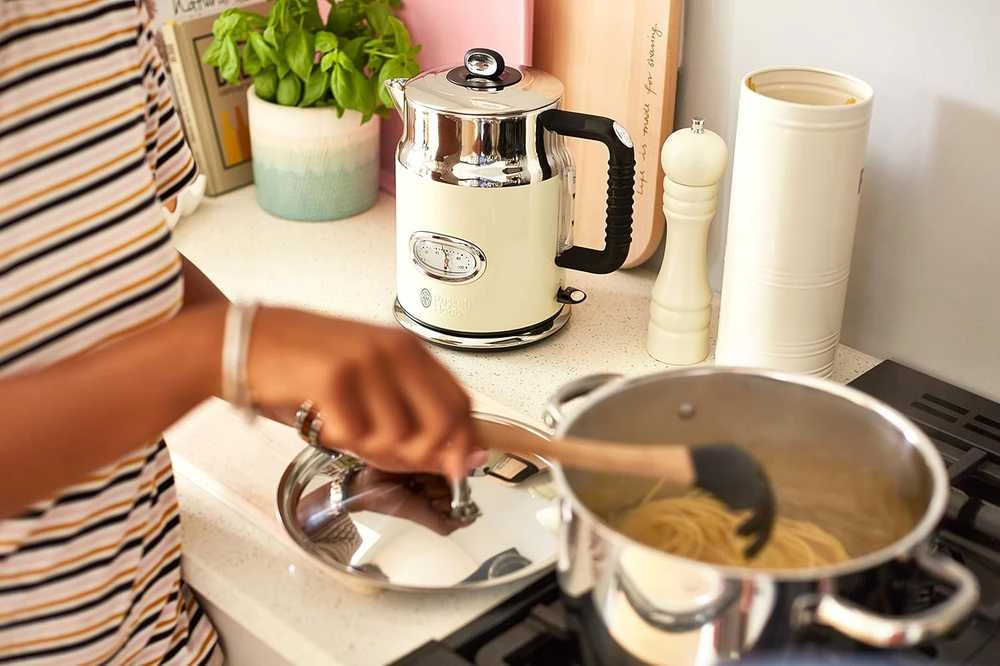 Russell Hobbs elektrinis virdulys 1,7 l, 2400 W, nerūdijančio plieno, kreminės spalvos, Retro 21672-70