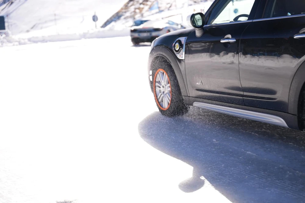SNOWGO tekstilinės sniego kojinės automobiliams, 2 vnt., M dydis, EN 16662-1