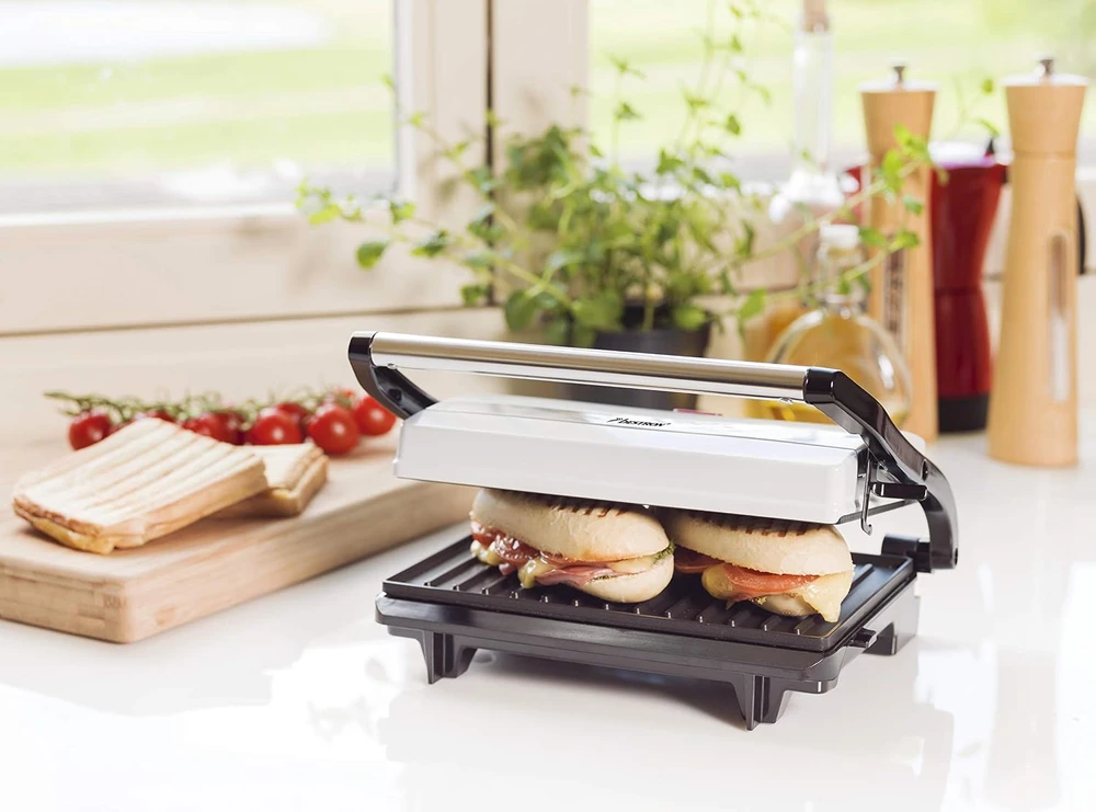 Bestron sumuštinių ir panini grilis 700 W su nelimpančiomis 22,5 × 14 cm plokštėmis APM123W