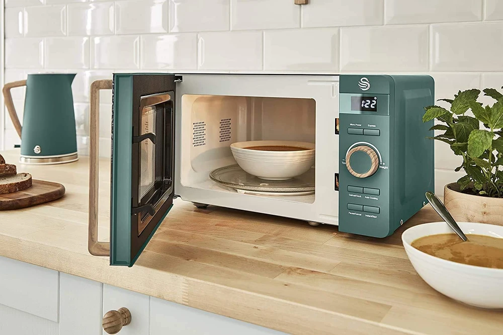 Swan virtuvės rinkinys Nordic stiliaus: virdulys 1,7 l 2200 W, skrudintuvas 2 riekėms, mikrobangų krosnelė 20 l, žalias