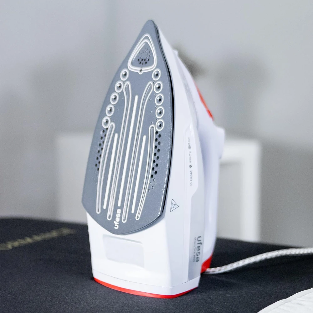Ufesa garinis lygintuvas Steam Tech 2800, 2800 W, keraminis padas, 180 g garų smūgis