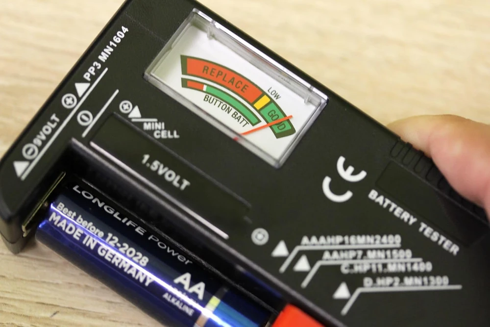 Unitec baterijų testeris 1,5 V ir 9 V su analoginiu trijų spalvų ekranu 46021