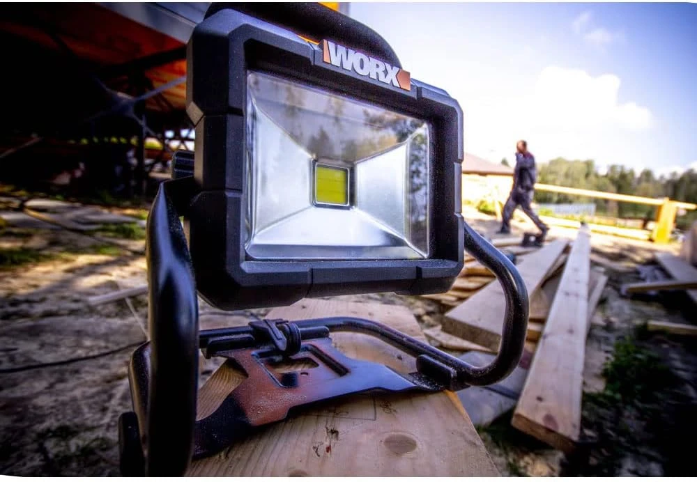 WORX akumuliatorinė LED darbinė lempa 20 V, 1500 lm, 360° kampas, WX026.9