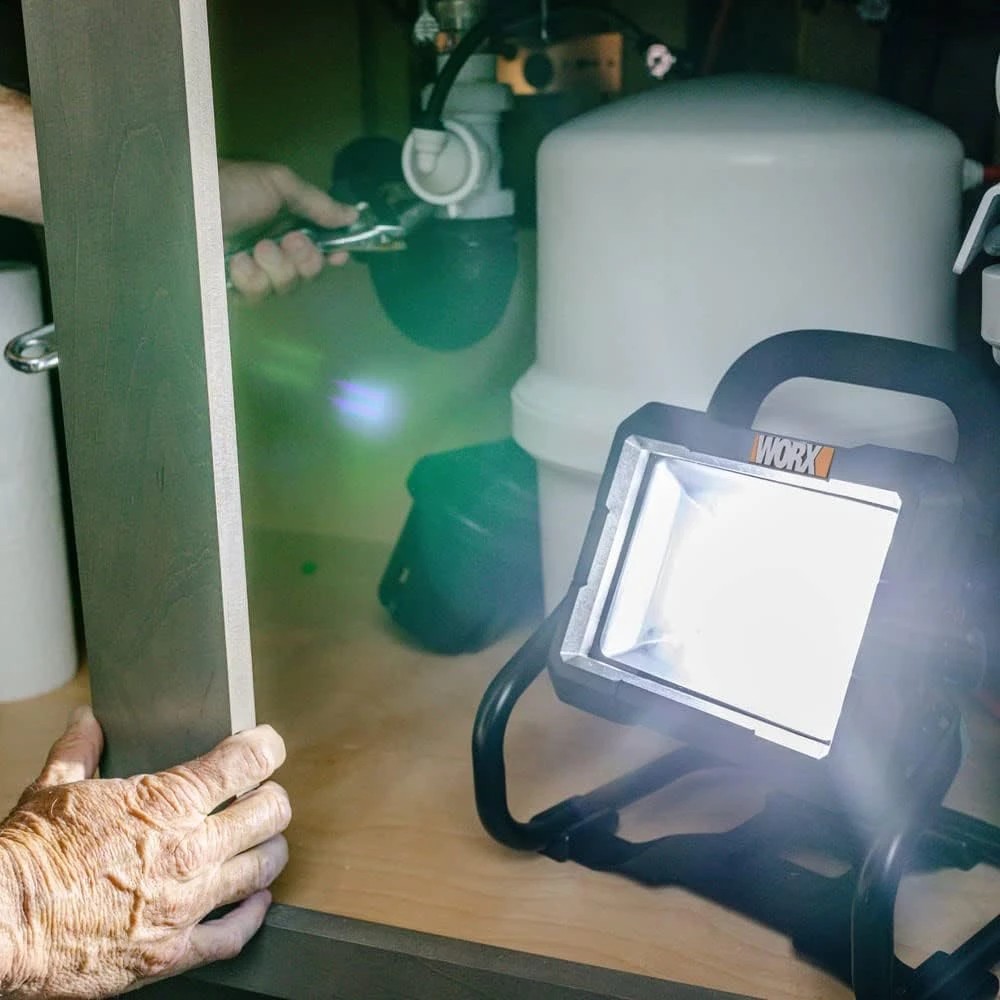 WORX akumuliatorinė LED darbinė lempa 20 V, 1500 lm, 360° kampas, WX026.9