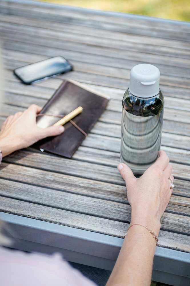 BergHOFF 0,75 l gertuvė - BPA-free, nepralaidi, iš Tritan plastiko su atlenkiamu dangteliu, tinkama visoms amžiaus grupėms ir veikloms